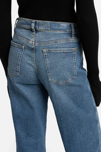 7 For All Mankind Lotta jeans sea level back pocket detail view Lemonberry Aurora
