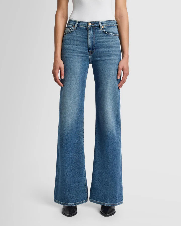 7 For All Mankind High Rise Jo wide leg jeans in Sea Level blue, close up front view at Lemonberry Aurora.