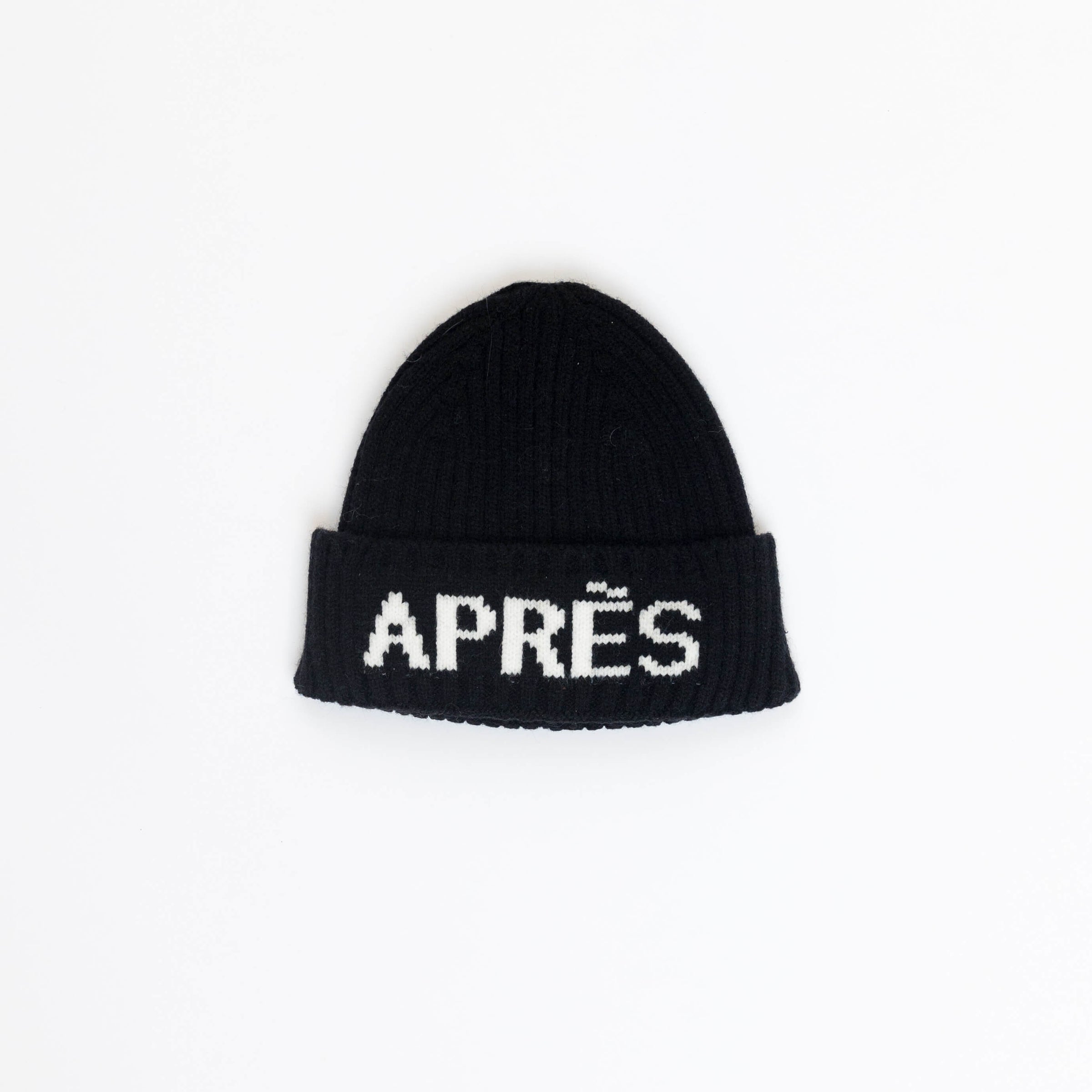 Black beanie with 'APRèS' text on a white background
