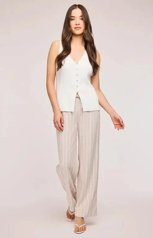 Model wearing the Findley linen pant by Gentle Fawn, paired with a cute white vest.