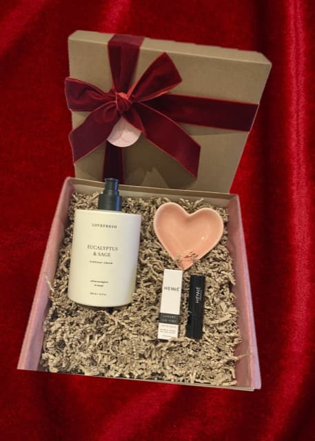 Front view of Lemonberry gift box with Lovefresh Eucalyptus & Sage Everyday Cream, Henné Lip Tint, and a heart-shaped pinch bowl, wrapped with a burgundy ribbon — Lemonberry Aurora.