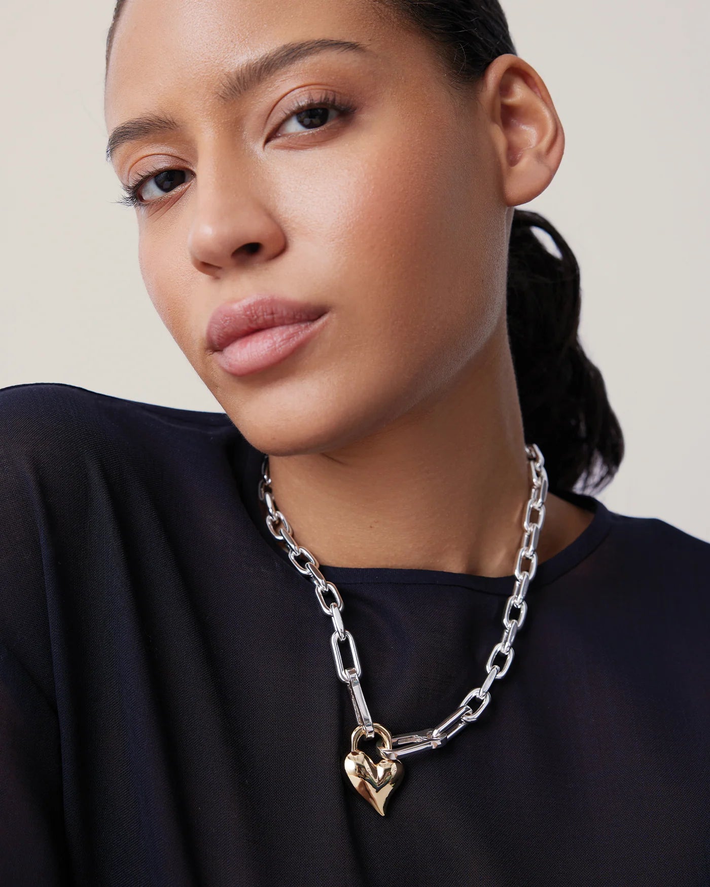 Collier avec pendentif en forme de cœur et cadenas