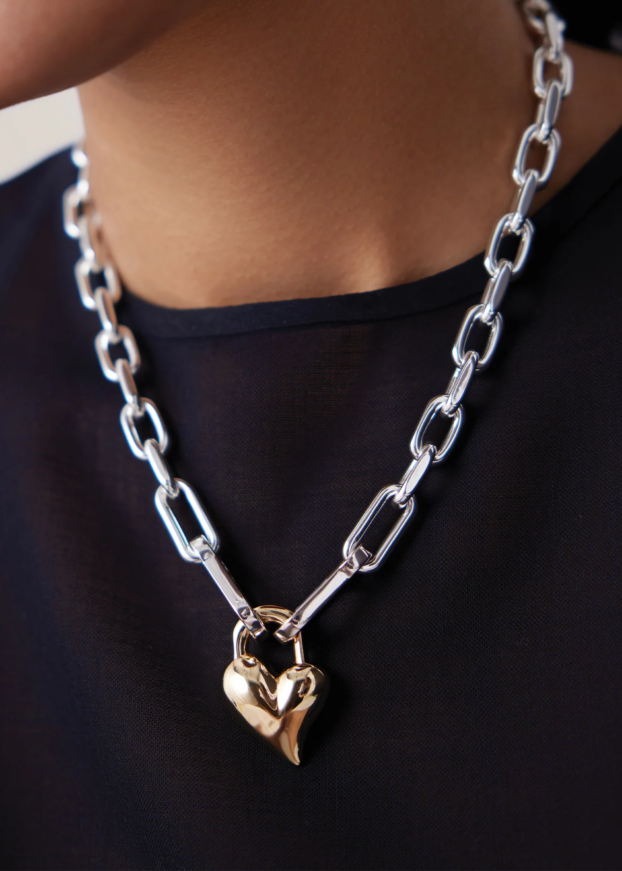 Collier avec pendentif en forme de cœur et cadenas