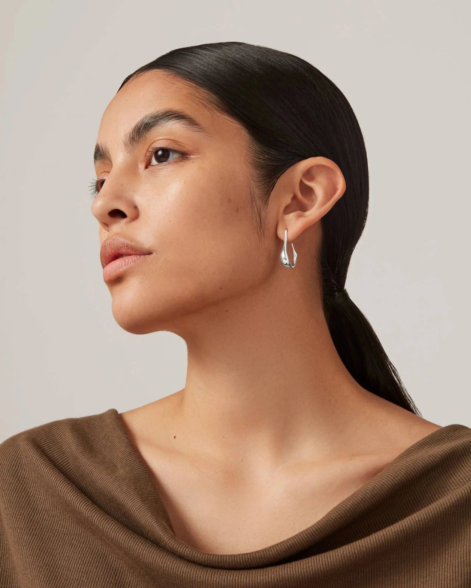 Jenny Bird Colette Hoop Small Earrings in silver — worn on model, Lemonberry Aurora.