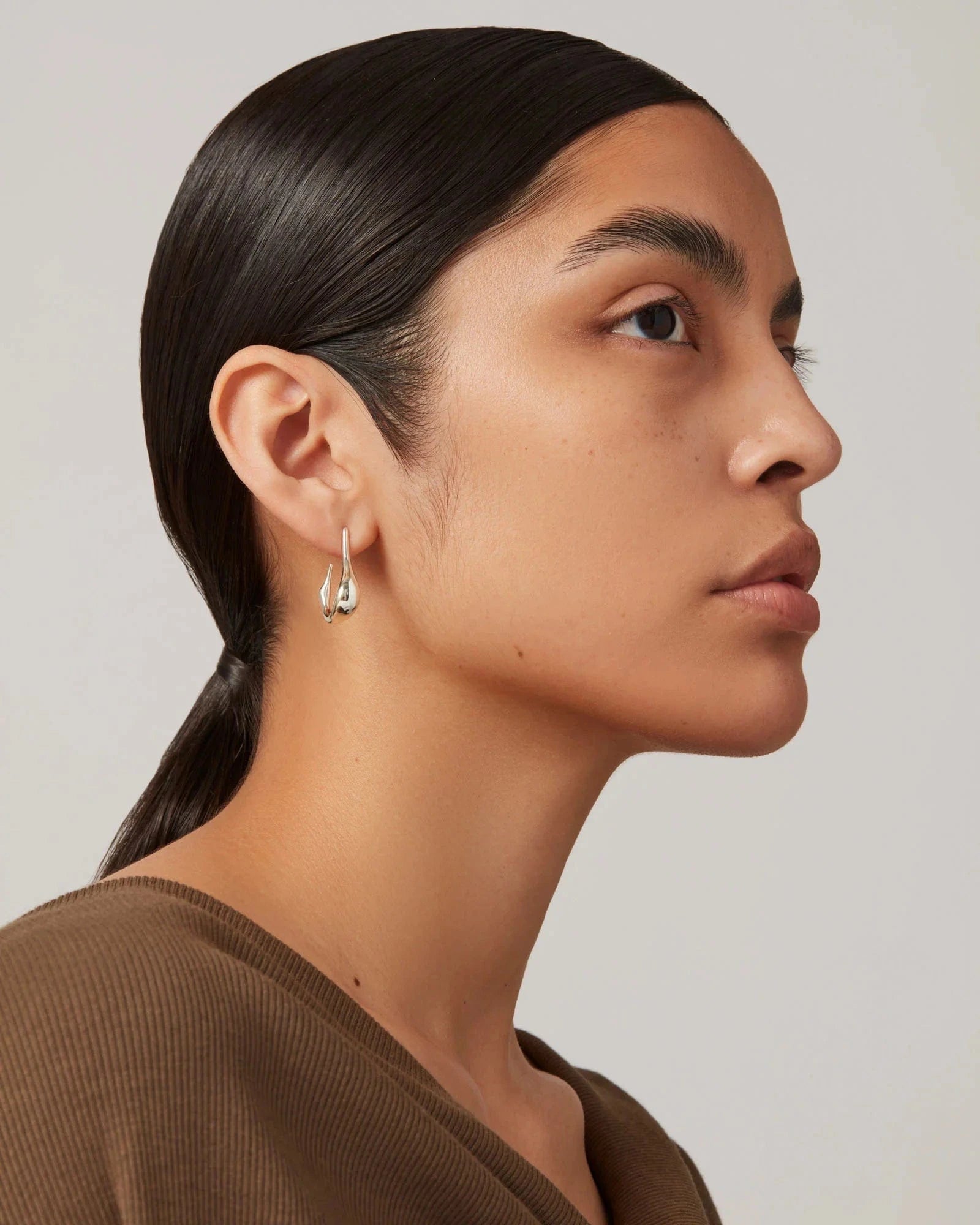 Jenny Bird Colette Hoop Small Earrings in silver — worn on model, Lemonberry Aurora.