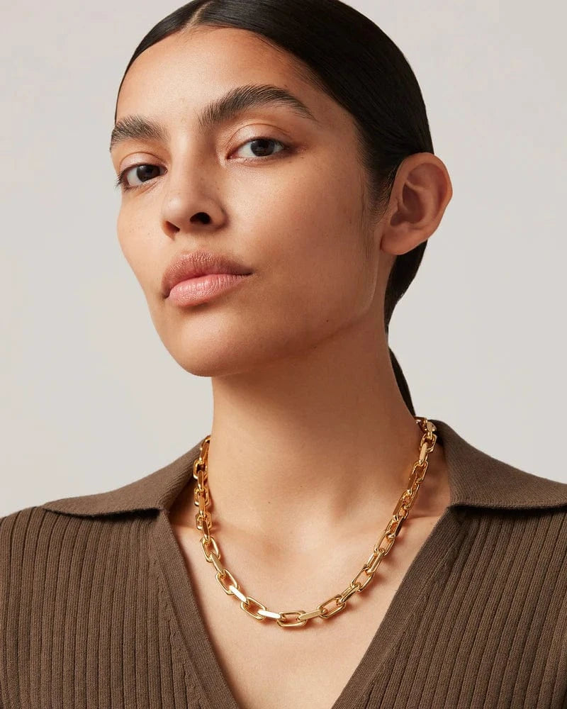 Jenny Bird Loire Necklace in gold – worn on model’s neck, Lemonberry Aurora – polished statement chain.