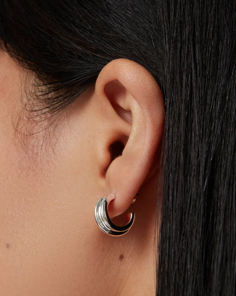 Jenny Bird Mini Lennon Hoops – 14K Gold Shine