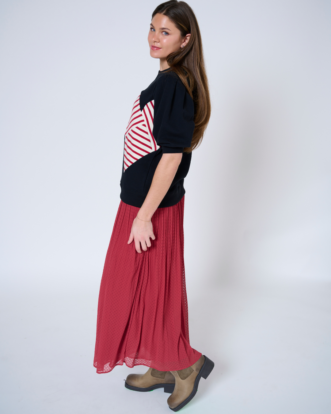 Preloved Maitreyi Sweatshirt – Cotton Heart Appliqué