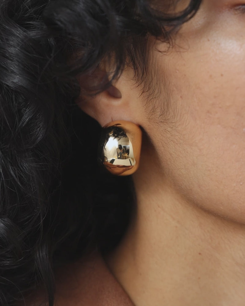 Close up detail video of the Jenny Bird Gemma hoops in gold on a model.