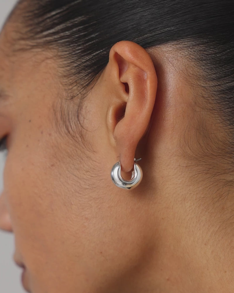 Video of a model wearing Jenny Bird's Mini Tome earrings in silver.