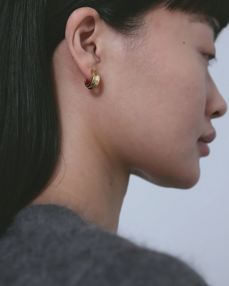 Video panning around a model wearing Jenny Bird's Mini Lennon Gold Hoop earrings