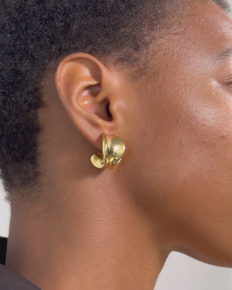 Video of a model wearing Jenny Bird's Chunky Doune earrings in gold.